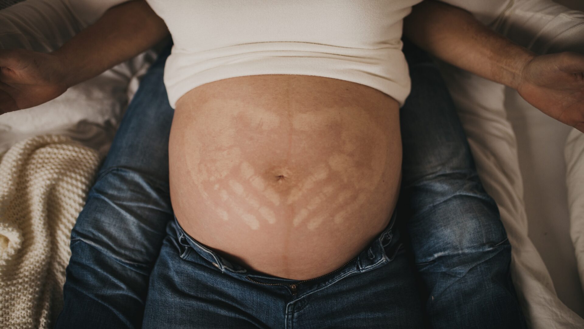 Babybauch-Shooting im Tageslichtstudio mit Theresa und Timo