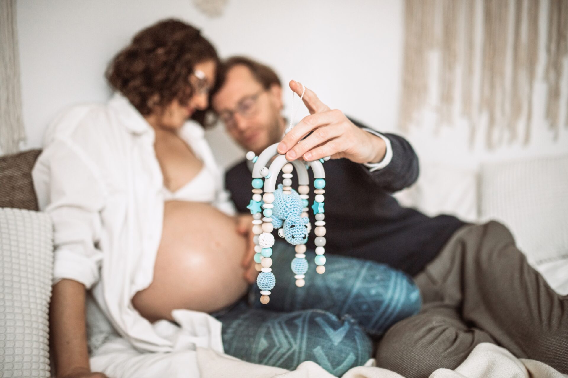 Babybauch-Shooting im Tageslichtstudio