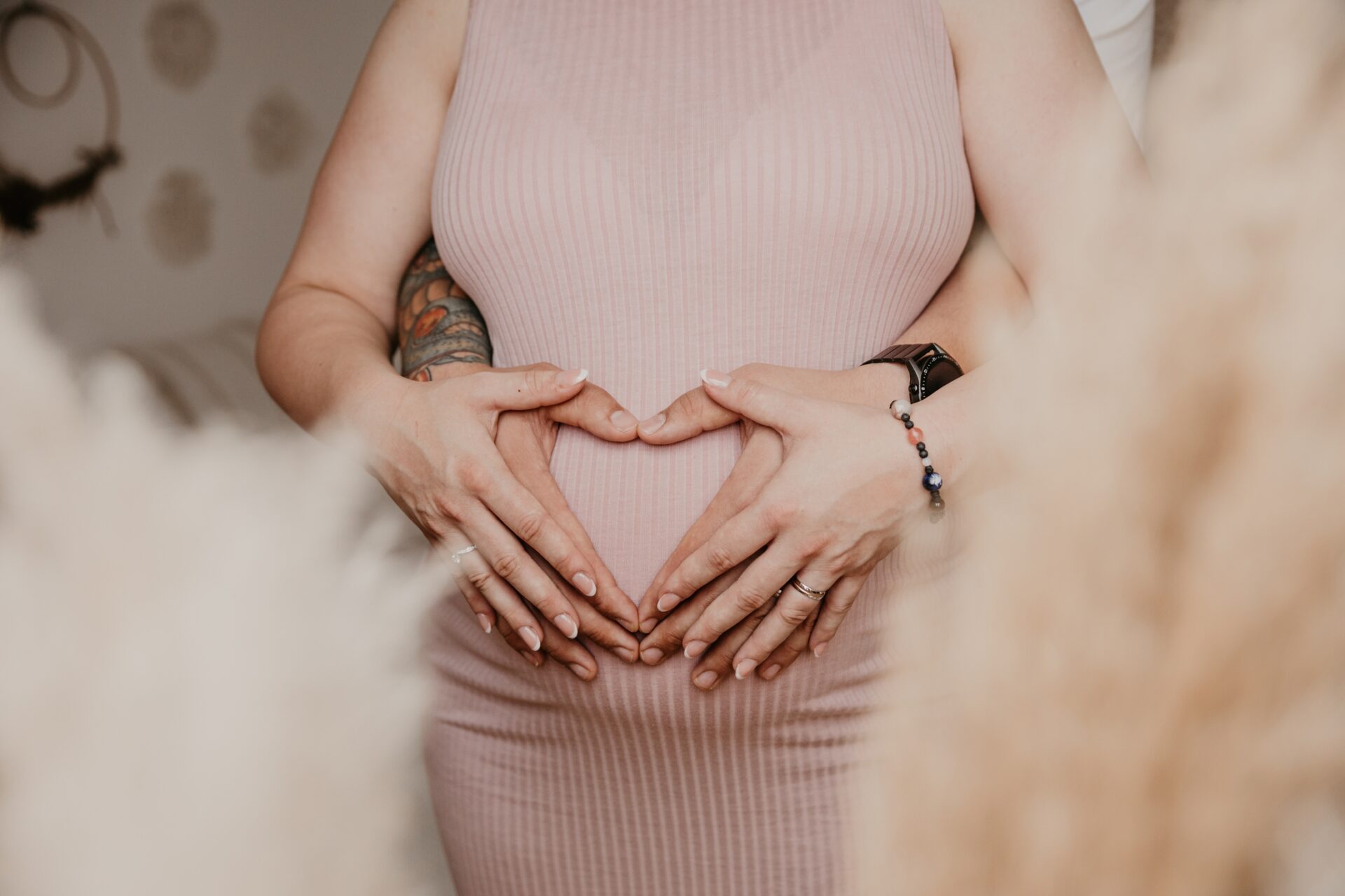 Babybauch-Shooting im Studio