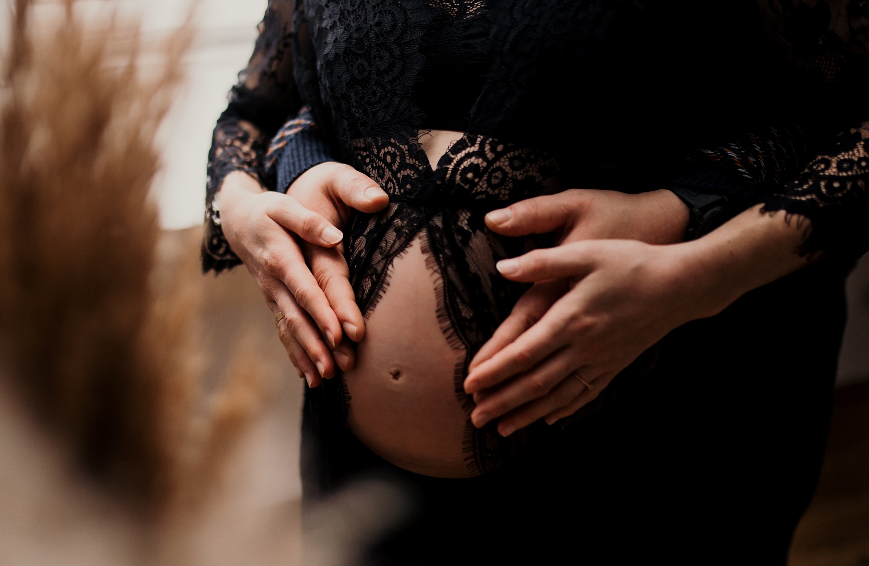 Babybauch-Shooting im Tageslichtstudio