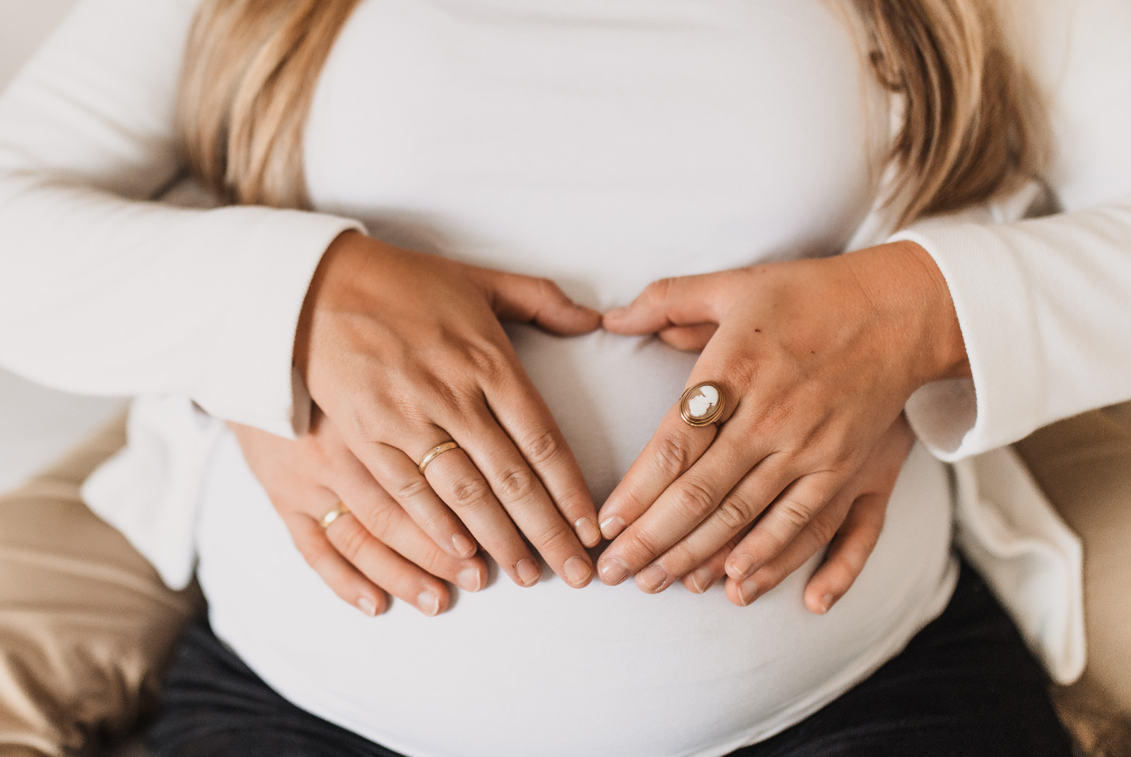 Babybauch-Shooting im Tageslichtstudio Velbert-Langenberg