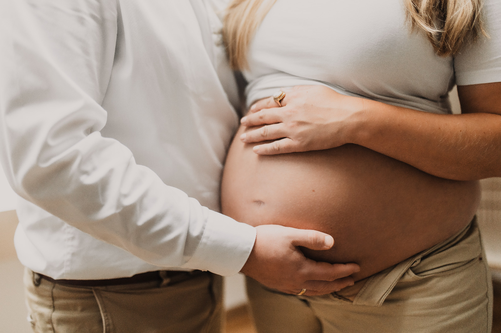 Babybauch-Shooting im Tageslichtstudio Velbert-Langenberg
