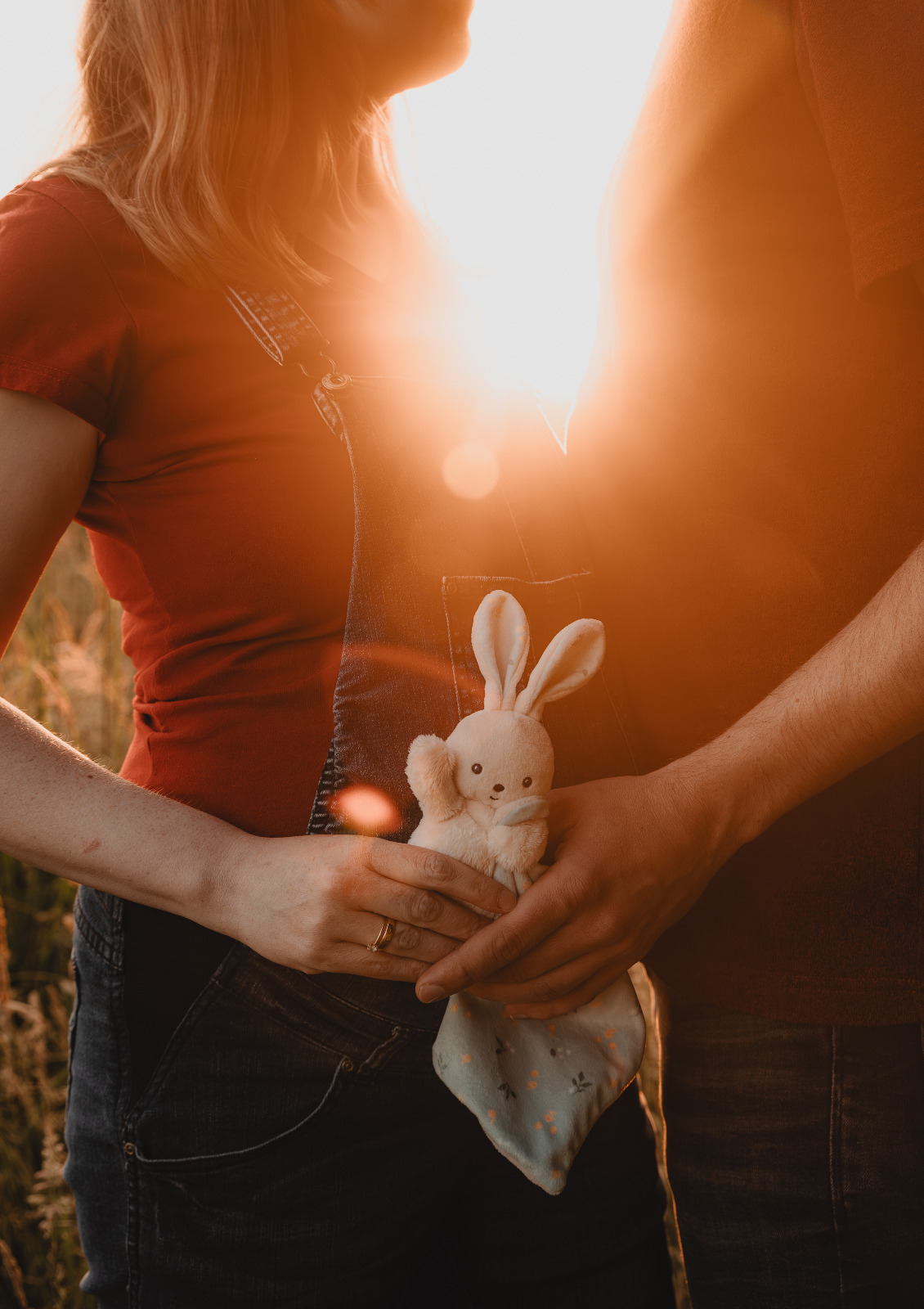 Babybauch-Shooting im Sonnenuntergang