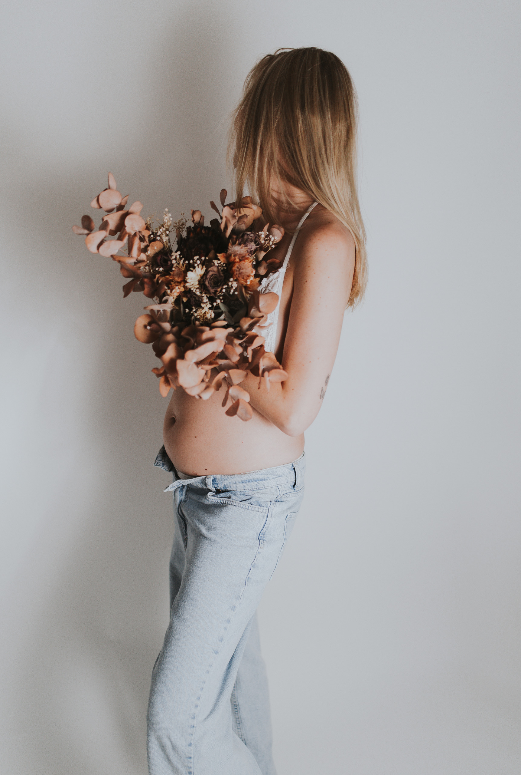 Babybauchbilder im Tageslicht-Studio (1. Trimester)