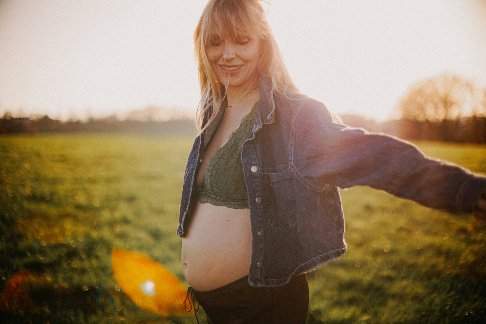 Babybauchbilder im Sonnenuntergang (3. Trimester)