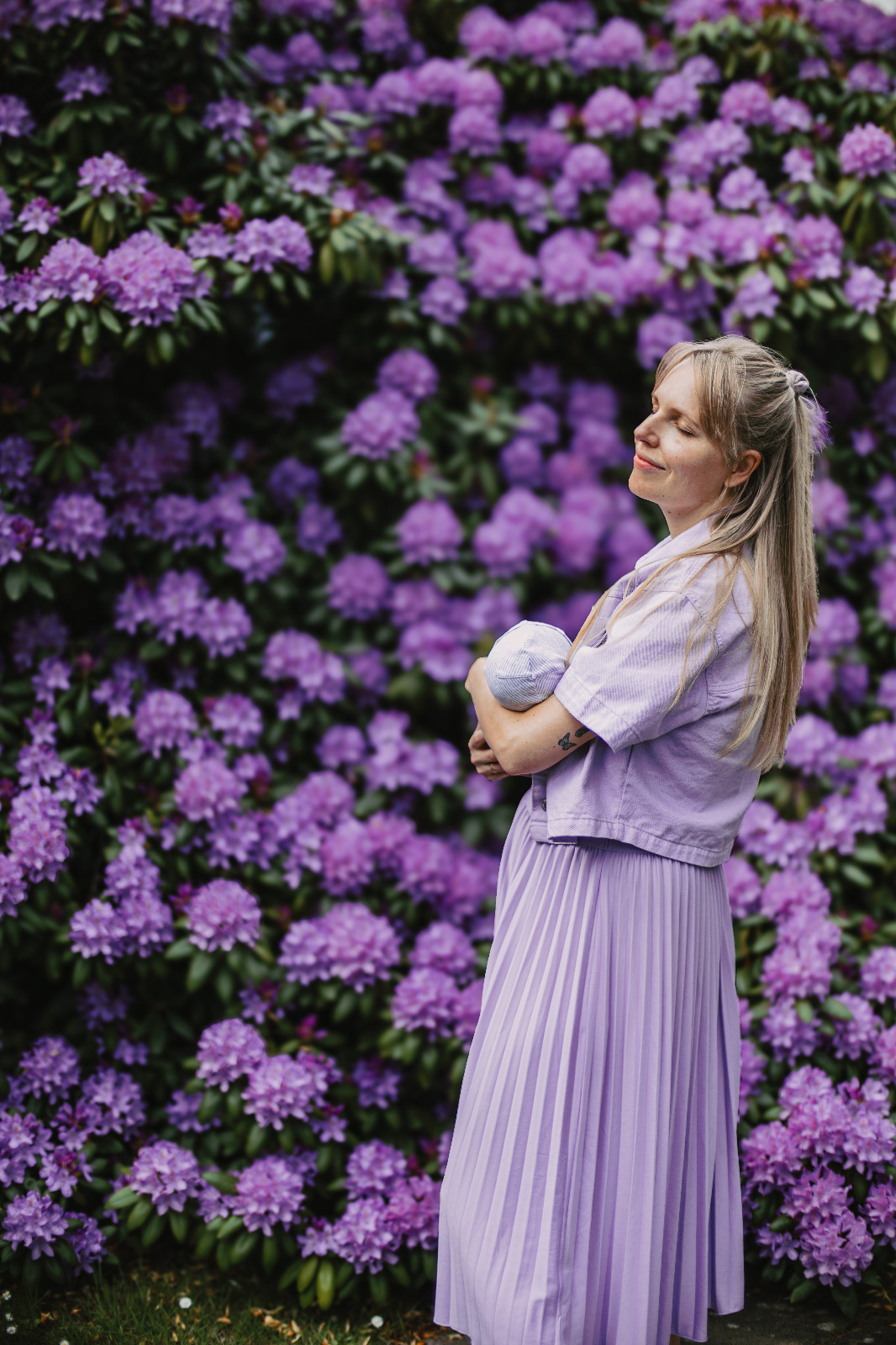 Mommy & Mini | Fotos vor dem Rhododendronbusch