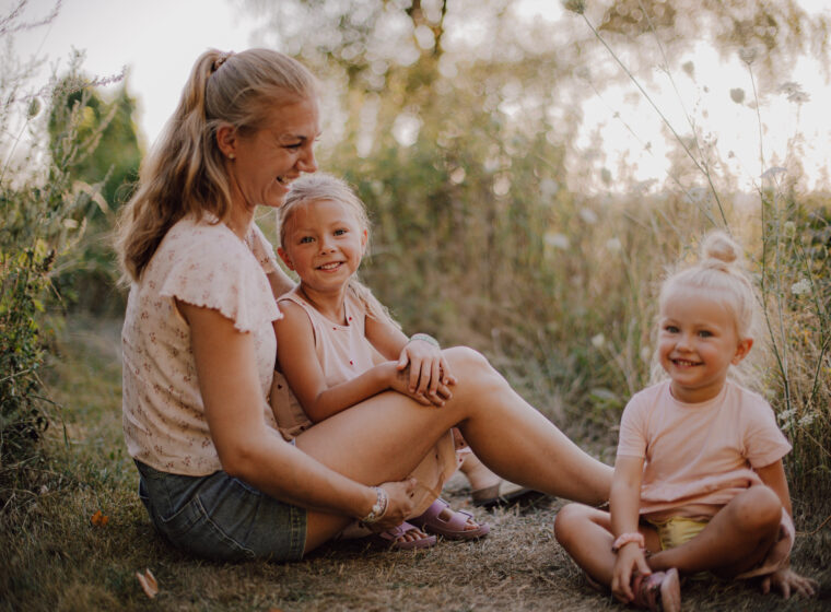 Mama-Tochter-Shooting im Sonnenuntergang
