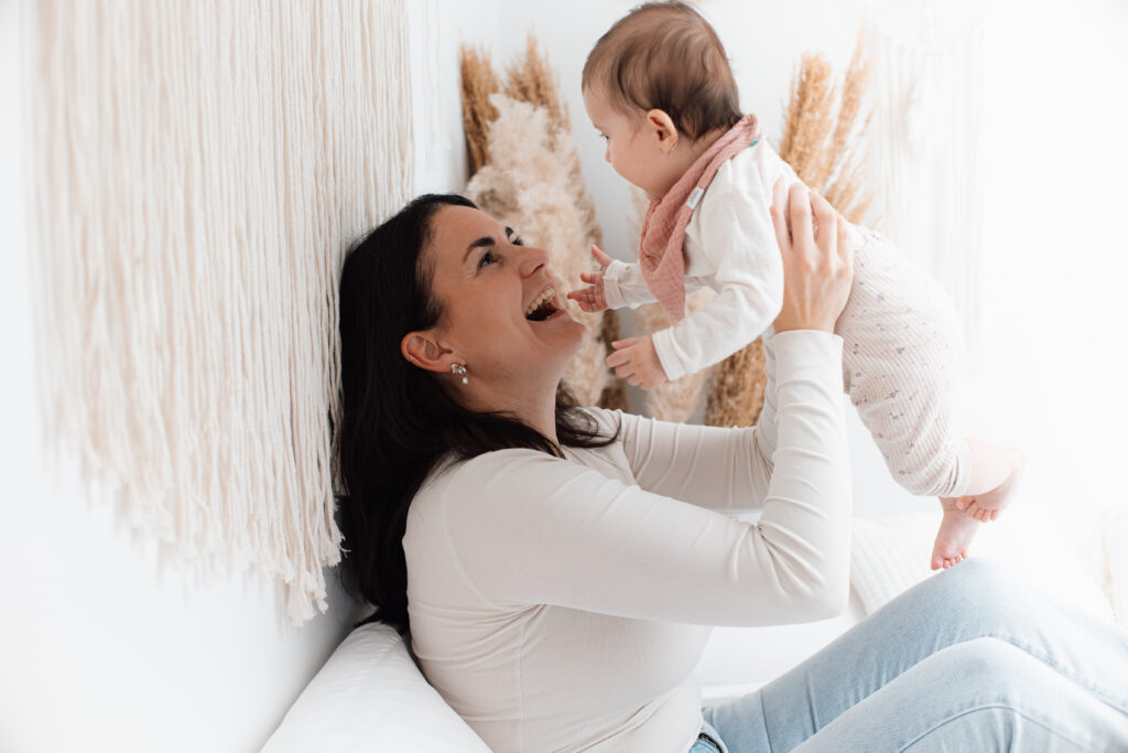 Mutter-Tochter-Shooting im Tageslichtstudio