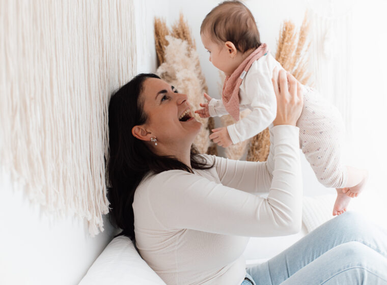 Mutter-Tochter-Shooting im Tageslichtstudio